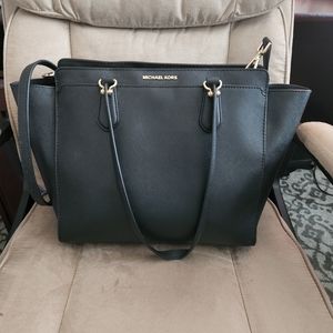 Micheal kors saffiano tote with shoulder strap